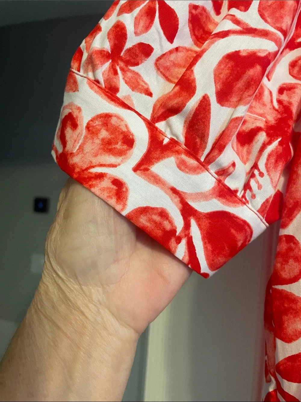 NWOT Crown and Ivy Red and White Tropical Print Flutter-Sleeve Blouse Size XL - Picture 3 of 7